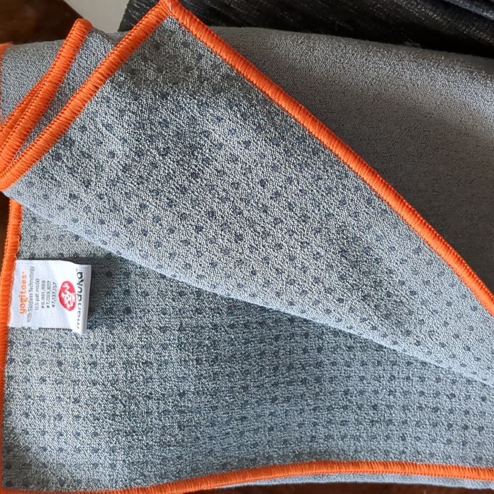 manduka yogitoes mat towel